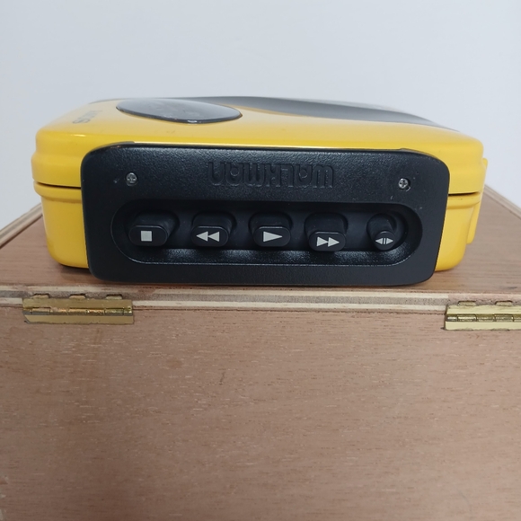 Sony Sports AM/FM Cassette Player Walkman Radio WM-SXF30 READ Tested - Picture 5 of 14